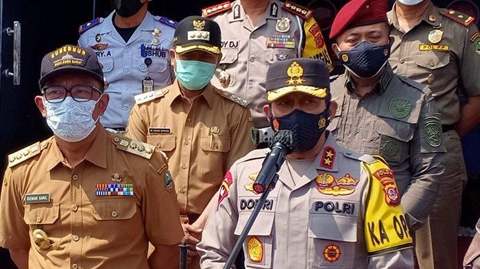 Kapolda Jabar Irjen Pol Ahmad Dofiri memberikan keterangan resmi terkait pos penyekatan larangan mudk yang dijebol