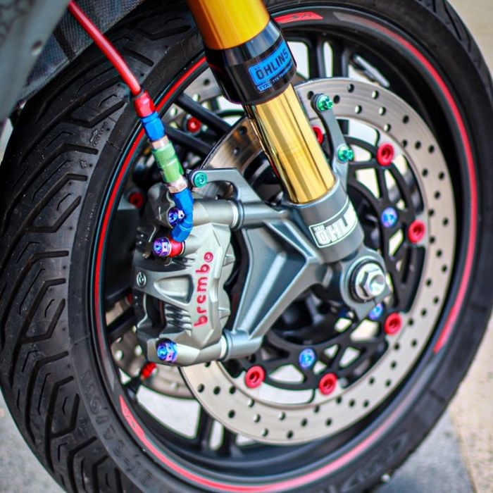 Garpu depan diganti dengan upside down Ohlins milik Yamaha R1