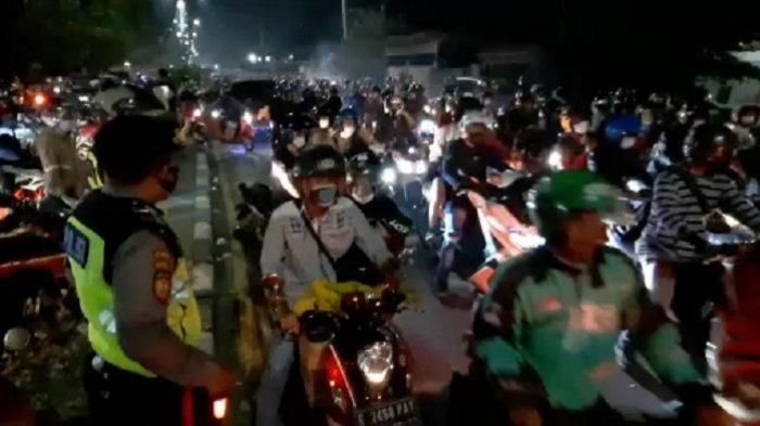 Arus pemudik yang melintasi Jalur Pantura, Kedungwaringin, perbatasan Bekasi-Karawang semakin ramai saat lewat tengah malam, pada Selasa (11/5/2021). (Wartakotalive.com/Muhammad Azzam)