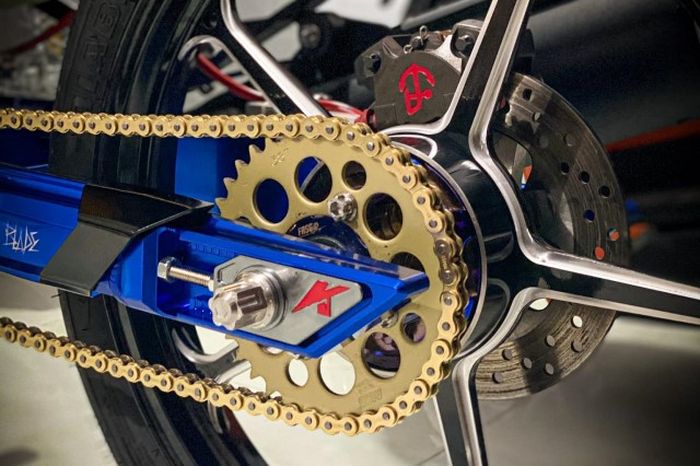 Swingarm aluminium Kingdrag yang dipadukan dengan shock Ohlins