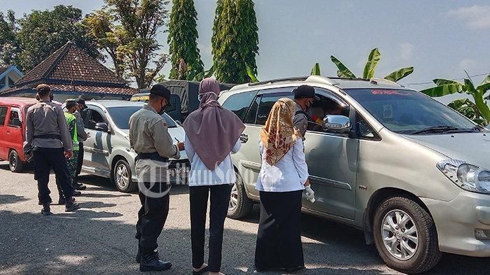 Penyekatan yang dilakukan petugas gabungan di Pospam Jembatan Timbang Toyogo, Sambungmacan, Sragen.