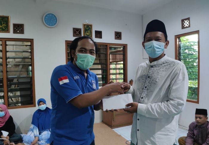 Ketua YLCS menyerahkan bantuan ke Panti Sosial Asuhan Anak Nurul Mursyid