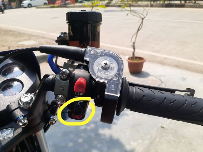 Tombol on-off waterpump eletkrik terdapat pada saklar kanan custom