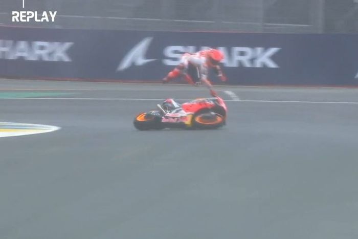 Marc Marquez terjatuh saat memimpin MotoGP Perancis, Minggu (16/5/2021) malam WIB. (MOTOGP)  