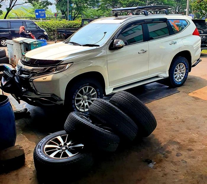 Ilustrasi ban mobil di Pitstop Karawaci, Tangerang