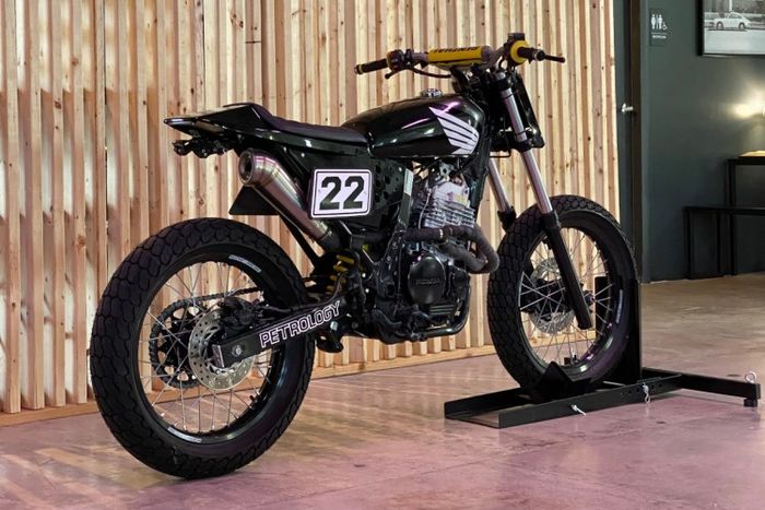 Honda NX650 Dominator street tracker yang keren