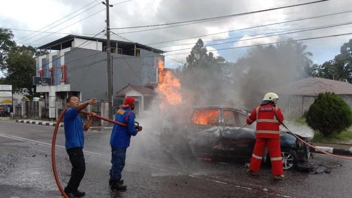 Proses pemadaman Toyota Avanza yang terbakar di jalan raya Air Merbau, Tanjung Pandan, Belitung, Bangka Belitung