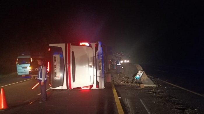 Bus Primajasa hantam pembatas jalan