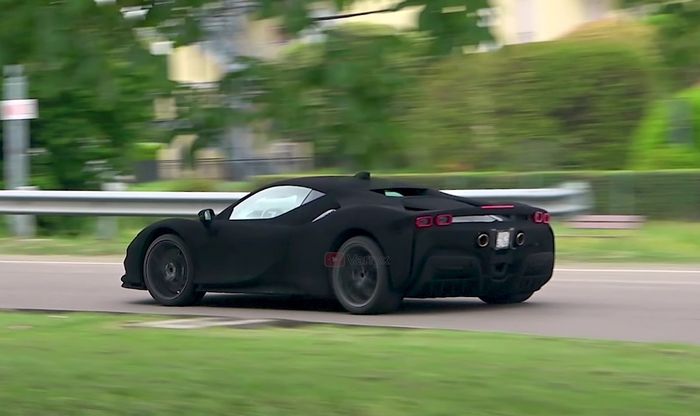 Tampak belakang Ferrari SF90 Stradale berkelir super hitam.