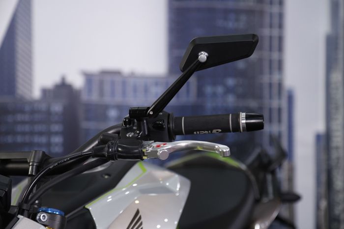 Spion aftermarket punya desain yang lebih mewah namun tidak menghilangkan fungsi