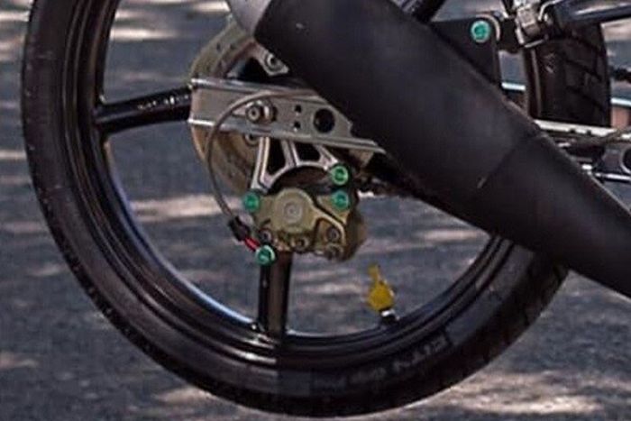 Rem belakang mengandalkan kaliper Brembo dua piston