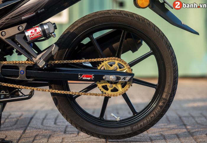 Kaki belakang mengandalkan swingarm KingDrag dan shock RCB