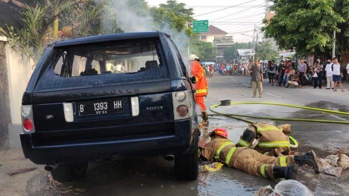 Sudin PKP Jakarta Timur memadamkan api yang membakar Range Rover Vogue di Pulogadung, Jakarta Timur