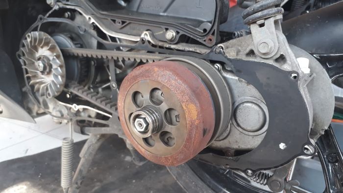 Mangkok kampas ganda motor matic berkarat akibat kurang perawatan