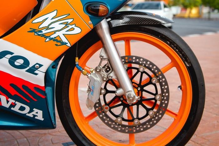 Pelek depan diganti dengan milik Honda RS125 dan pengereman diupgrade maksimal