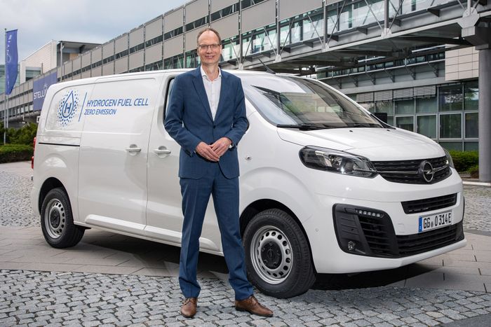 Michael Lohscheller, CEO Opel, dengan Opel Vivaro-e Hydrogen.