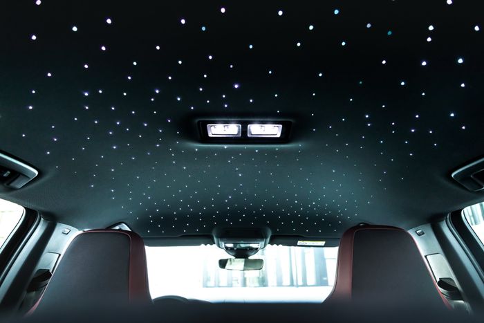 Plafon Golf GTI ini dibubuhi headliner yang dijejali banyak LED kecil membentuk efek langit berbintang