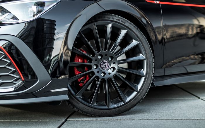 Pelek pakai multi palang ukuran 8 &times; 19 inci dibungkus ban 225/35 R19