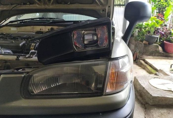 Perbedaan headlamp custom celong dengan headlamp orisinal Toyota All New Corolla