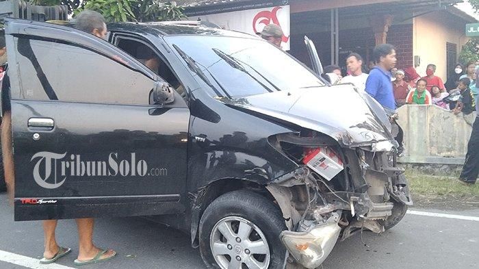 Kondisi Toyota Avanza usai dievakuasi setelah tabrak pagar toko kelontongi di dusun Beton, desa Lalung, Karanganyar, Jawa Tengah