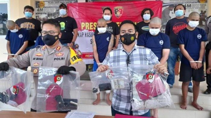 Barang bukti air softgun yang dipakai lima pelaku begal yang hendak merebut Honda Brio milik pengemudi taksi online di Lebak, Banten