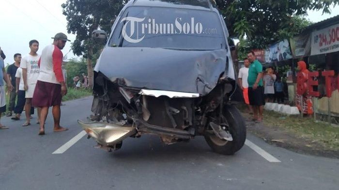 Toyota Avanza diderek ke Polres Karanganyar akibat tabrak toko kelontong di dusun Beton, desa Lalung, Karanganyar, Jateng