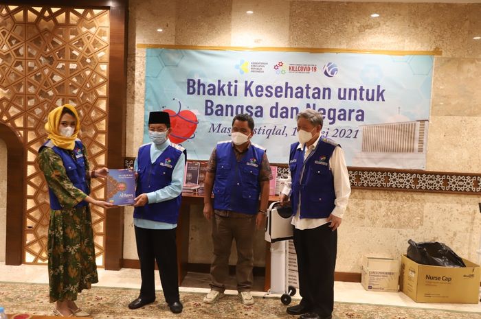 Penyerahan secara simbolis bantuan alat kesehatan dari Kompas Gramedia, Komunitas KILLCovid-19 untuk Klinik Masjid Istiqlal