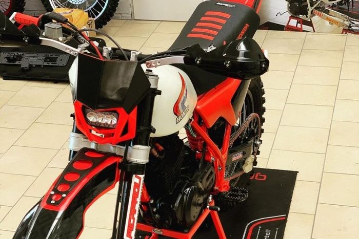 Tampang depannya khas motor trail modern