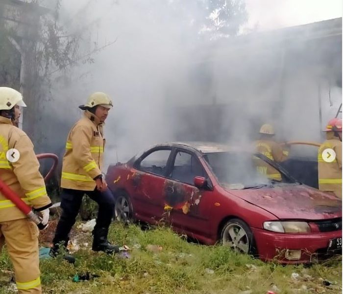 Tiga sedan ikut terbakar akibat tersambar bus Jabodetabek Residence Connexion yang lebih dulu dilumat api