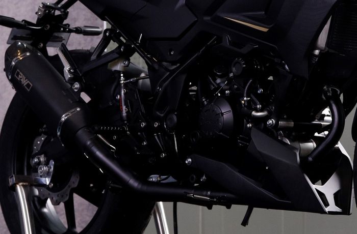 Area mesin dilabur hitam satin, mengular hingga ke knalpot R Autoworks, gaharrr&hellip;