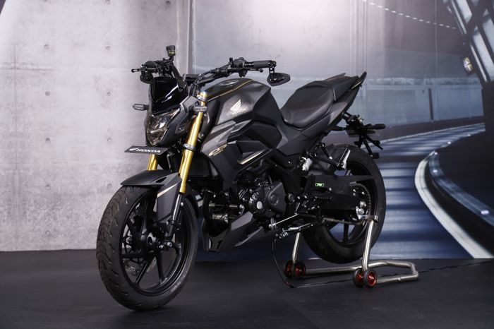 Modifikasi All New Honda CB150R dengan konsep street fighter yang kekar