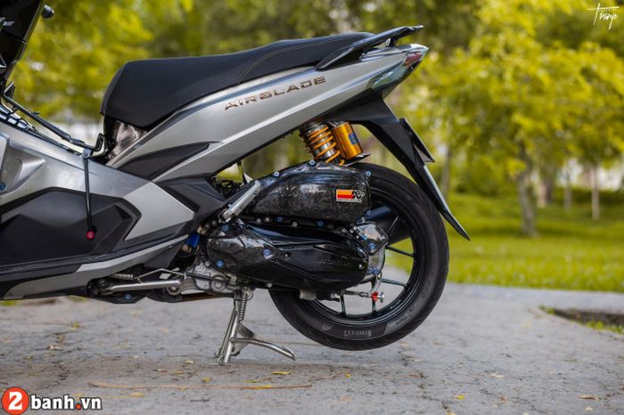 Shock belakang diganti dengan Ohlins, mesin dapat aksen serat karbon