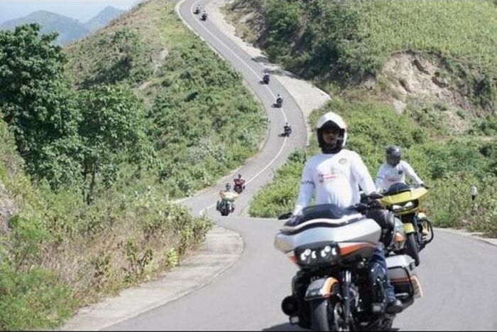 Rombongan komunitas Road Glide Owner Group (RGOG) di kawasan Sekotong Lombok Barat menuju Selong Belanak Lombok Tengah