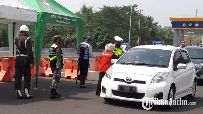 Kegiatan penyekatan di Exit Tol Madyopuro, kota Malang, Jawa Timur