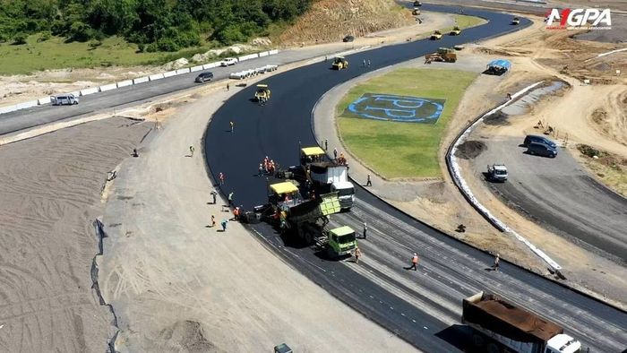 Pengerjaan di Jalan Kawasan Khusus (JKK) Mandalika International Street Circuit.