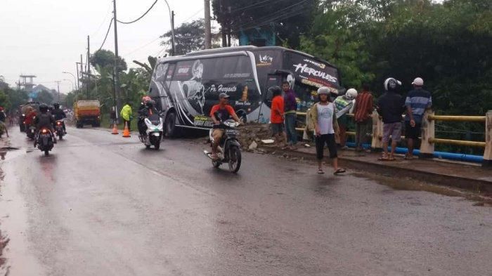 Kecelakaan bus PO Haryanto di alan raya Kajen-Bojong, desa Duwet, Bojong, kabupaten Pekalongan, Jawa Tengah