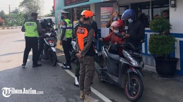 Penyekatan yang dilakukan Satlantas Polres Kediri di Simpang Tiga Mengkreng Kecamatan Purwoasri Kabupaten Kediri. 