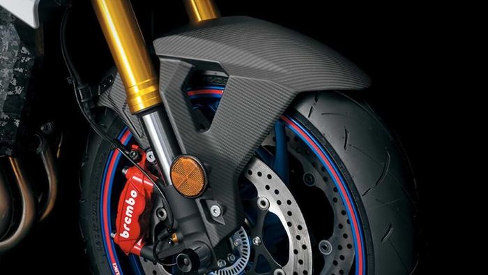 sepatbor depan dan belakang pada Suzuki GSX-S1000 Web Edition yang berbahan karbon