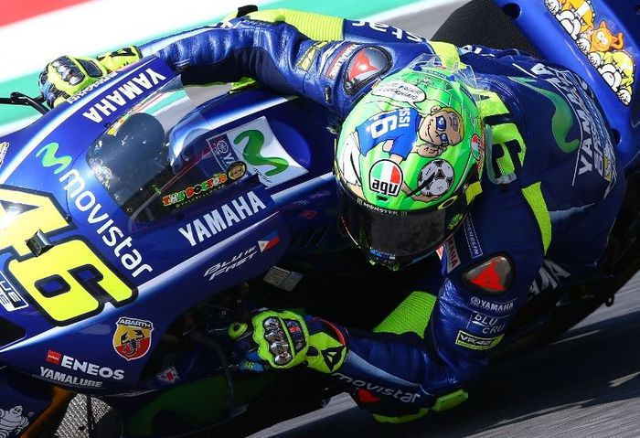 Motif helm AGV Pista GP-R Valentino Rossi di MotoGP Italia 2017 terbilang emosional.