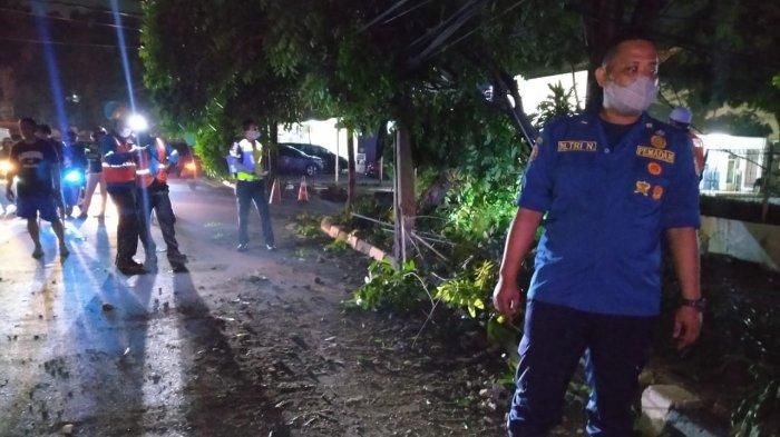 Petugas Damkar bersihkan tumpahan oli akibat kecelakaan Honda BR-V tabrak tiang listrik beton dan pohon di Tebet, Jakarta Selatan