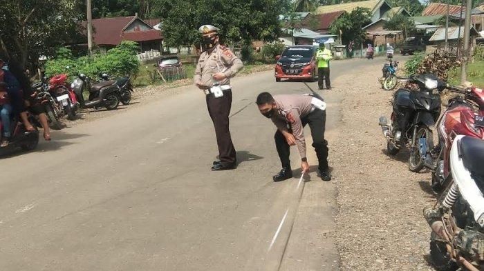 Satlantas Polres Bone lakukan oleh TKP kecelakaan Honda Jazz tabrak kios dan tiga warga di desa Nuha, Kahu, Bone, Sulawesi Selatan