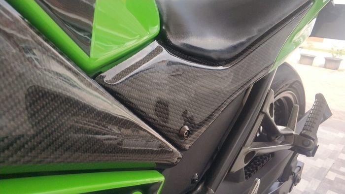 Beberapa bagian body Kawasaki Ninja terbalut karbon kevlar