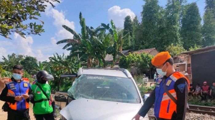 Kondisi mobil setelah dihantam kereta api