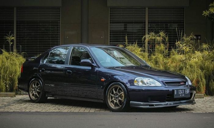 Bergaya racing modifikasi Honda Civic Ferio SiR tampil makin kece.