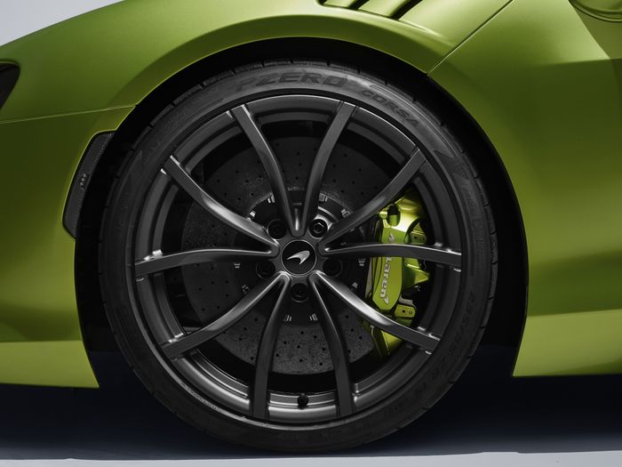 Ban dan pelek McLaren Artura. Terpasang Pirelli PZERO Corsa.