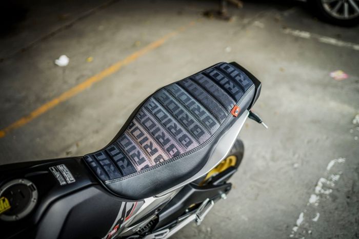 Jok diganti kulit yang lebih sporty