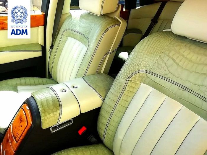 Sejumlah bagian interior Rolls-Royce Phantom yang dilapisi kulit buaya.