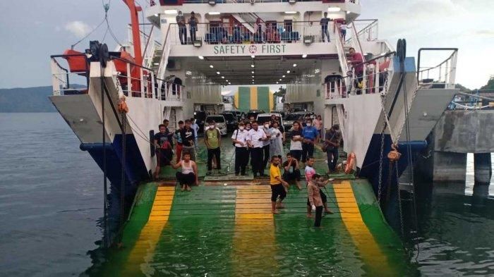 Para penumpang dan petugas di depan pintu kapal KMP Ihan Batak yang putus hingga sebabkan Toyota Avanza terjun ke Danau Toba