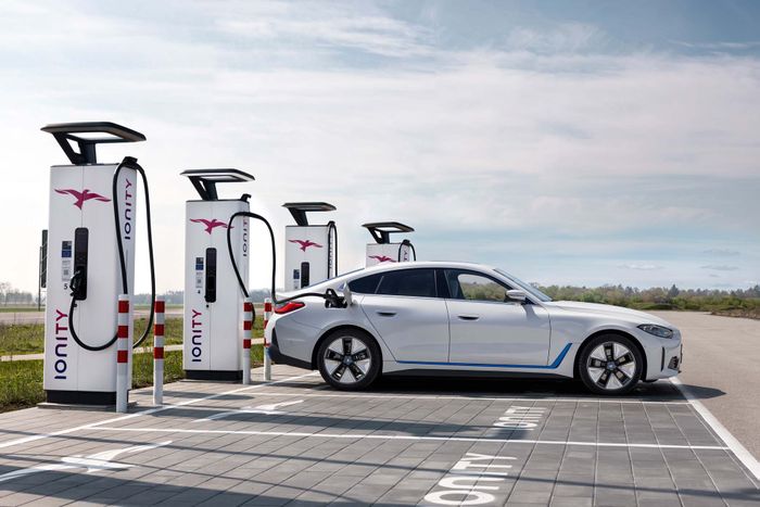 BMW i4 dengan pengisian fast charging