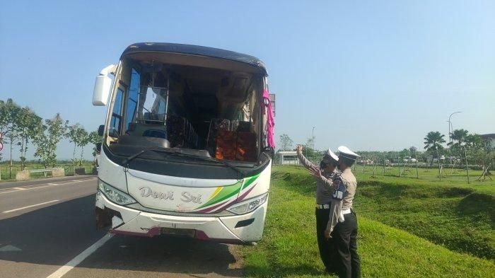 Polisi memeriksa kondisi bus yang mengalami kecelakaan
